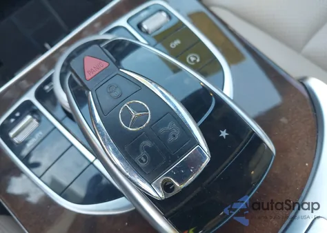 2015 Mercedes-Benz C 300 4Matic/Luxury 4Matic/Sport 4Matic z USA, uszkodzony, nr VIN 55SWF4KB0FU006680